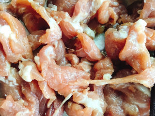 4、丝瓜肉片,猪肉切片后放入淀粉、酱油、料酒拌匀