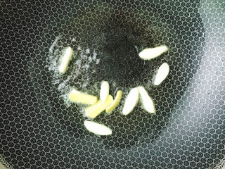 6、丝瓜肉片,放入姜蒜炒香