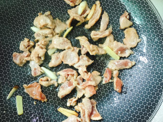 8、丝瓜肉片,翻炒