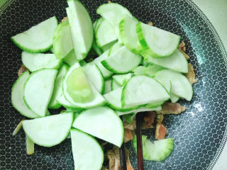 10、丝瓜肉片,放入丝瓜