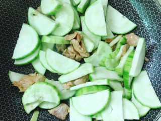 11、丝瓜肉片,翻炒2分钟