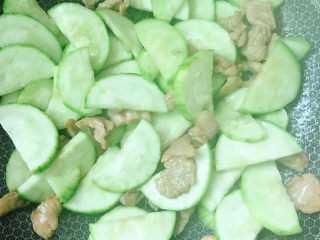 12、丝瓜肉片,放盐继续炒