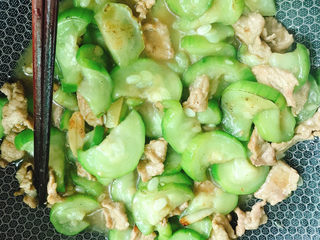 14、丝瓜肉片,放花椒粉炒熟即可