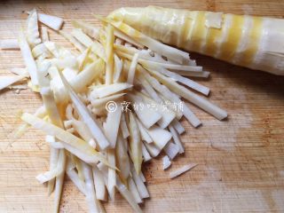 5、雪菜笋丝炒肉丝  鲜到没朋友,随后切成丝。