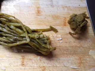 6、雪菜笋丝炒肉丝  鲜到没朋友,雪菜切去老的头。