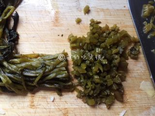 7、雪菜笋丝炒肉丝  鲜到没朋友,然后切碎。