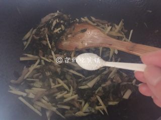 11、雪菜笋丝炒肉丝  鲜到没朋友,根据口味加适量的糖。