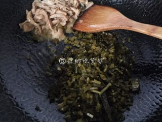 9、雪菜笋丝炒肉丝  鲜到没朋友,肉丝炒至变色后，把雪菜倒入翻炒。