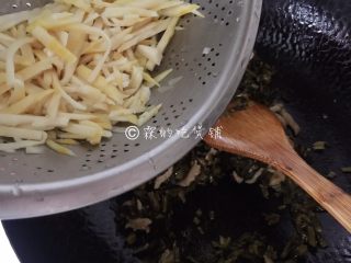 10、雪菜笋丝炒肉丝  鲜到没朋友,等有香味飘出，把笋丝倒入。