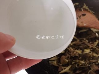 12、雪菜笋丝炒肉丝  鲜到没朋友,倒入小半碗水，盖上锅盖焖煮2分钟左右。