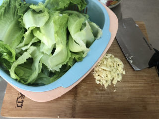 5、蒜蓉生菜➕柳塘新绿却温柔,食材准备好，可以下锅了