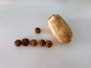 1、莲藕炒核桃,准备好一节藕和核桃。核桃是朋友从湖南带来的，外表不是很好看，但皮薄，用手都能捏开，内部坚实饱满，很是好吃。