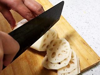 2、莲藕炒核桃,藕去皮切成薄片。