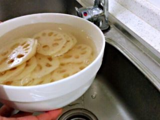 3、莲藕炒核桃,清水中泡一泡，捞出，沥水。