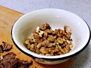 4、莲藕炒核桃,核桃取仁。