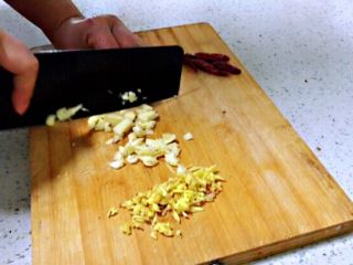 5、莲藕炒核桃,大蒜、生姜、葱、干辣椒切碎。