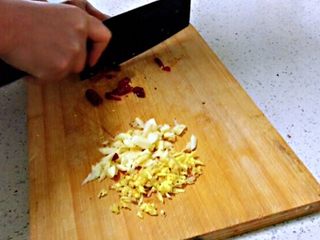 6、莲藕炒核桃,大蒜、生姜、葱、干辣椒切碎。