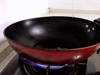 7、莲藕炒核桃,烧热后，加入大蒜、生姜、干辣椒爆炒出香味。