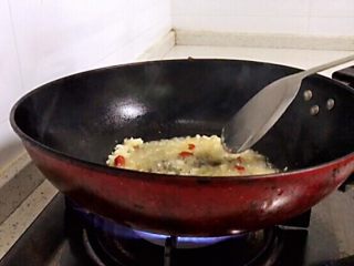 8、莲藕炒核桃,烧热后，加入大蒜、生姜、干辣椒爆炒出香味。