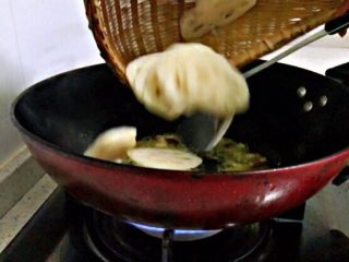 9、莲藕炒核桃,放入藕片翻炒几下。