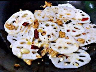 11、莲藕炒核桃,加入米醋和生抽迅速翻炒均匀，可以增加藕的口感。