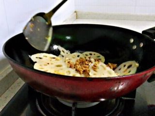 10、莲藕炒核桃,加入核桃仁。