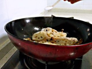 12、莲藕炒核桃,炒熟后加入盐，炒匀。