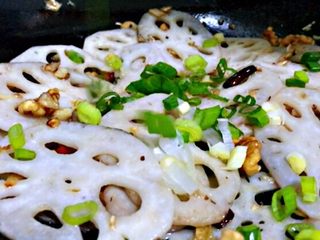 13、莲藕炒核桃,撒上葱花即可上桌。