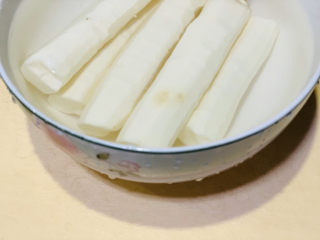 1、草莓山药,山药,洗净,削皮,山药皮粘皮肤会痒,削的时候边冲水边洗,削皮后将山药泡水里,不容易发黑;