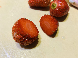 5、草莓山药,在三分二处切半,待用