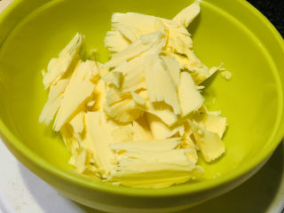 6、草莓山药,称20克黄油待用,加黄油增加山药的香味,比较像蛋糕;