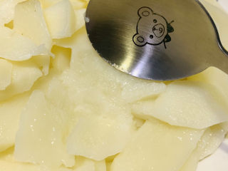 7、草莓山药,山药用勺子轻压成泥,就可以出锅了;