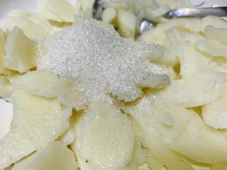 9、草莓山药,加入白糖;