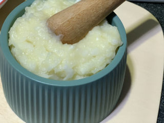 11、草莓山药,倒入捣蒜罐,继续压山药泥;