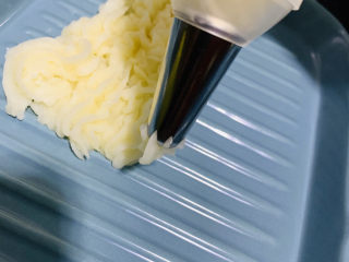 14、草莓山药,用裱花袋将山药泥挤在盘里;