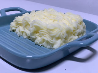 15、草莓山药,山药泥留一点做等会的装饰用,其余全部挤在盘子里,做成“蛋糕”的形状;