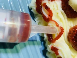 19、草莓山药,用针管,把草莓酱挤山药四周,造型自己和孩子一起想象,都可以的;