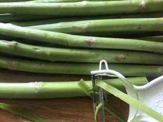 1、响油芦笋,芦笋洗净切去根部，削去老皮