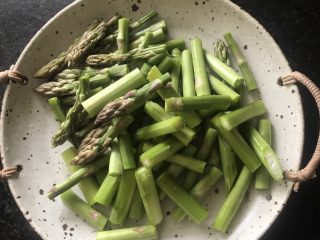 2、响油芦笋,切成段