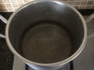 5、响油芦笋,锅中倒入适量清水烧开