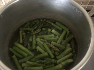 6、响油芦笋,放入芦笋