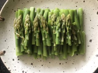 7、响油芦笋,焯熟后捞出沥干水分装盘