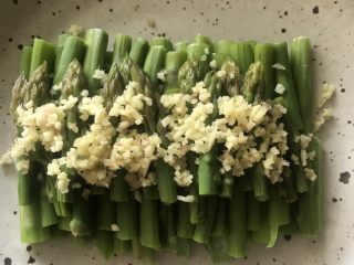 8、响油芦笋,撒上姜末