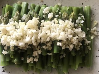 9、响油芦笋,撒上蒜末