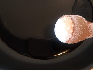 11、响油芦笋,加入少许盐、少许白糖