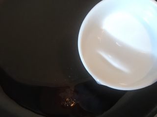 12、响油芦笋,加一点清水烧开