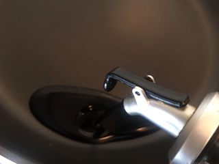 10、响油芦笋,锅中倒入适量生抽