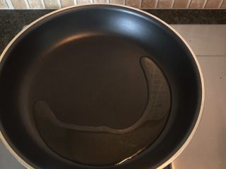 14、响油芦笋,锅中倒入适量油烧开