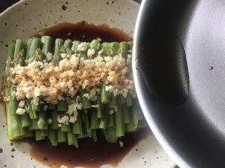 15、响油芦笋,浇在芦笋上