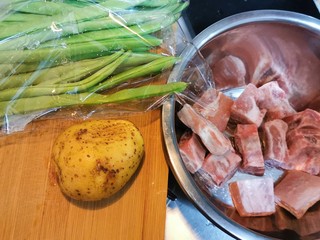 1、四季豆烧排骨,备好食材
